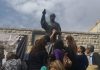 في عنايا: تمثال مار شربل يرشح زيتا أمام آلاف المؤمنين