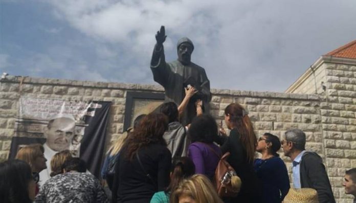 في عنايا: تمثال مار شربل يرشح زيتا أمام آلاف المؤمنين